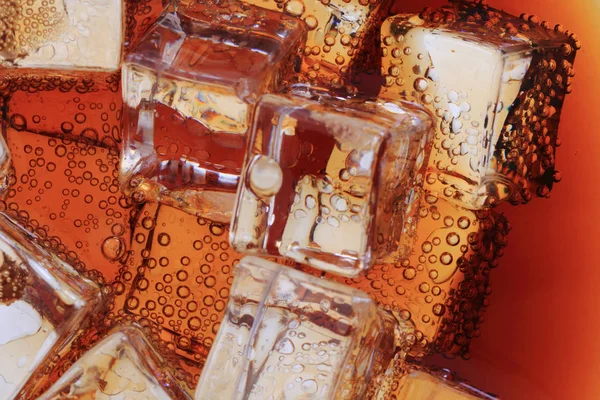 Cola nápoj s texturou, kostky ledu — Stock fotografie
