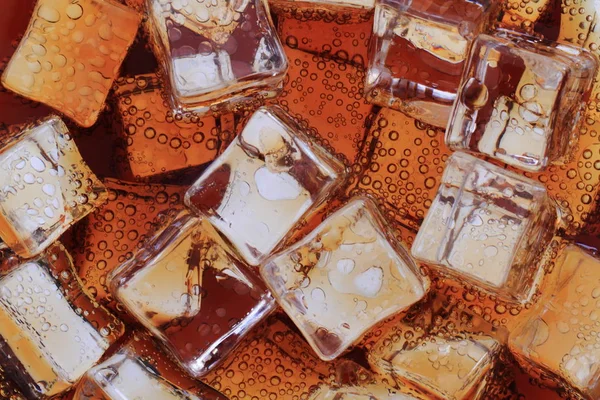 Bebida de cola com cubos de gelo textura — Fotografia de Stock