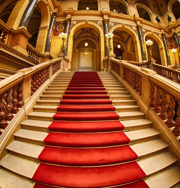 Σκάλες με κόκκινο χαλί — Φωτογραφία Αρχείου