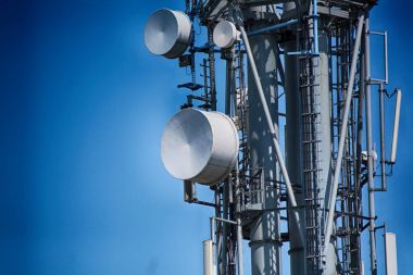 transciever Kulesi ve mavi gökyüzü