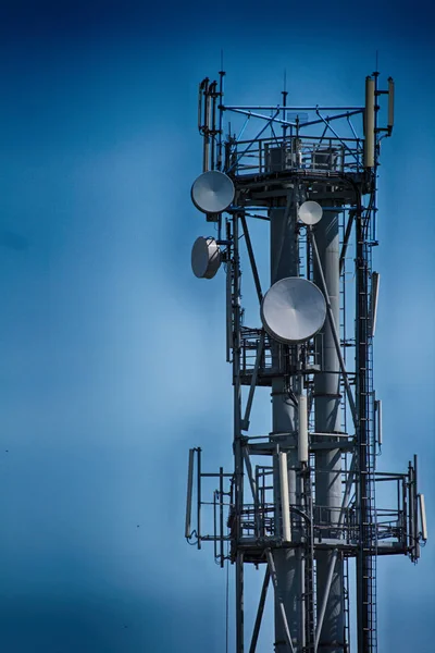 Nadajnik-odbiornik tower i niebieski niebo — Zdjęcie stockowe