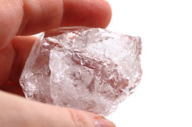 insan elinde kristal