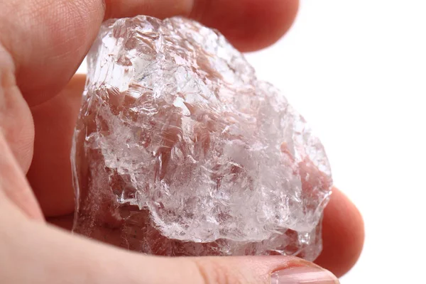 Kristal in de menselijke hand — Stockfoto