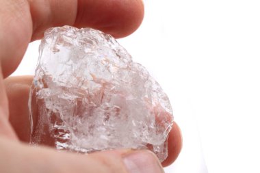 insan elinde kristal