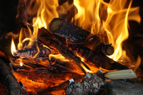 Oheň v krbu — Stock fotografie