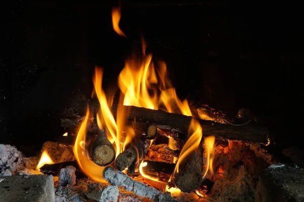 Fuego en la chimenea — Foto de Stock