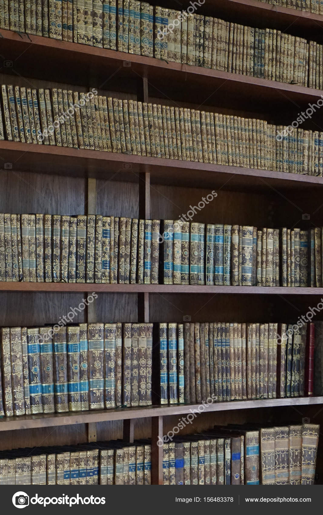 zeer oude boekenkast — Stockfoto © jonnysek #156483378 zeer oude boekenkast — Stockfoto © jonnysek #156483378