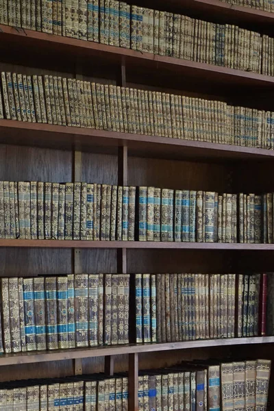 Mycket gammal bokhylla — Stockfoto