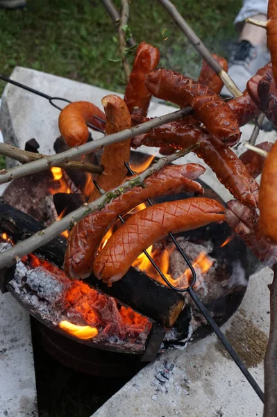 Kiełbaski z grilla w płomieniach — Zdjęcie stockowe