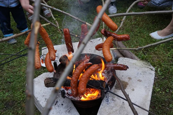 Embutidos a la parrilla en las llamas —  Fotos de Stock