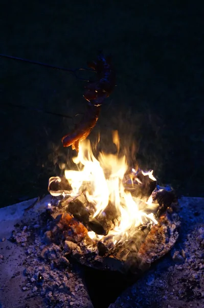 Λουκάνικα στη σχάρα με τις φλόγες — Φωτογραφία Αρχείου