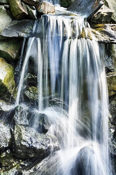 Cachoeiras nas rochas — Fotografia de Stock