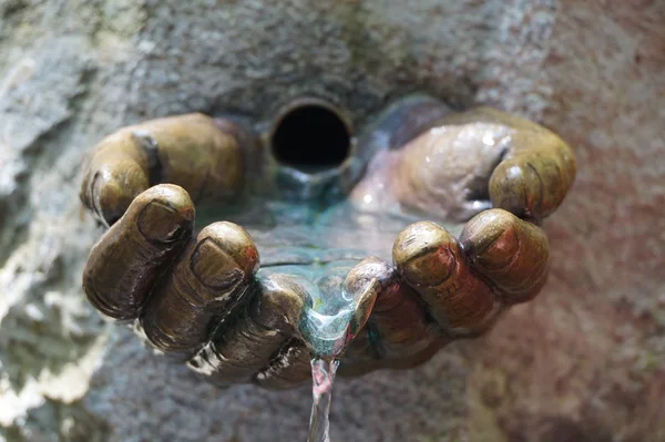 Wasserquelle als menschliche Hände — Stockfoto