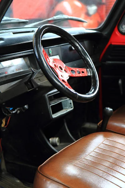Carro velho volante e interior — Fotografia de Stock