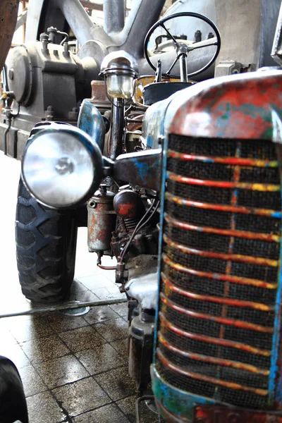 오래 된 트랙터 차량 — 스톡 사진