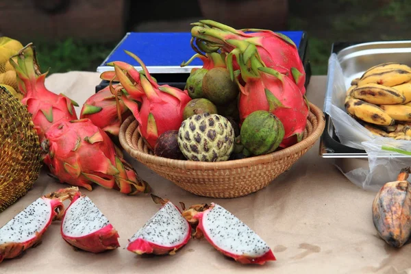 Anonna dragonfruit, frutas de la pasión — Foto de Stock