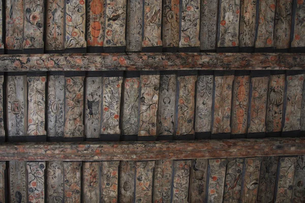 Eski ahşap tavan boyalı — Stok fotoğraf