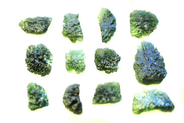 Gröna Moldavit mineral från Tjeckien som isolerade — Stockfoto
