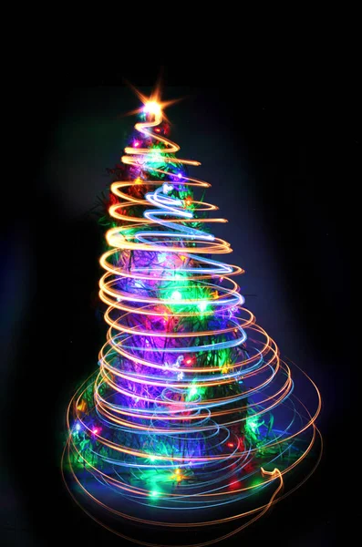 Weihnachtsbaum aus farbigen Lichtern — Stockfoto