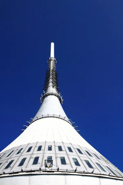 Jested tower och blå himmel — Stockfoto