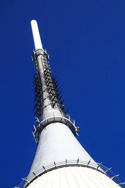 Torre de broma y cielo azul — Foto de Stock