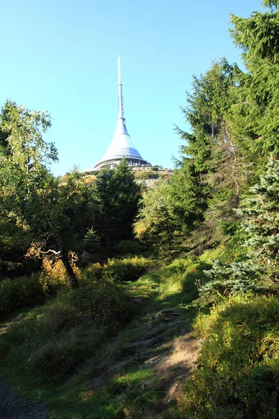 Jested tower och blå himmel — Stockfoto