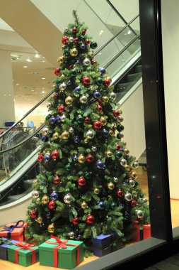 renkli ışıklar ve topları ile Noel ağacı