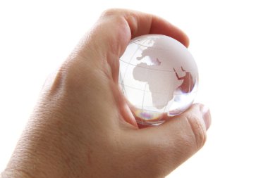 insan elinde beyaz arka plan üzerinde izole Cam Küre