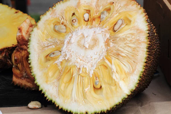 详细的新鲜菠萝蜜 — 图库照片
