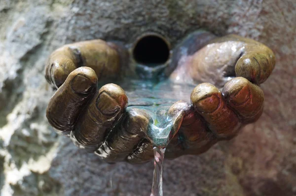 Voorjaar Van Water Als Metalen Mensenhanden — Stockfoto