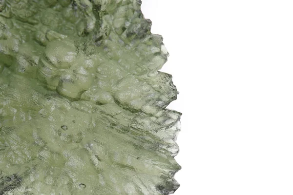 Grünes Moldawit-Mineral aus der Tschechischen Republik isoliert — Stockfoto