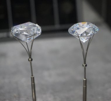 Metal tutucu doğal beyaz elmaslar