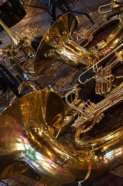Trompette dorée fond musical — Photo