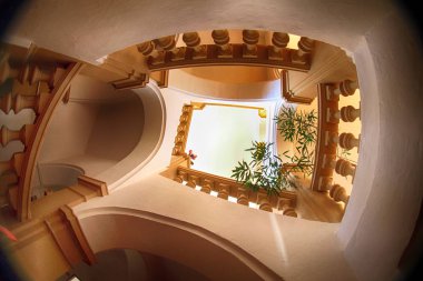 Kalenin güzel mimari arka plan olarak eski merdiven