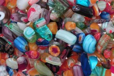 renk cam boncuk doku