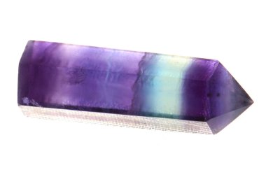 Beyaz arka plan üzerinde izole sihirli mor kuvars