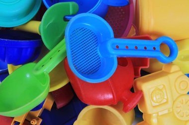 Plastik kum oyuncakları