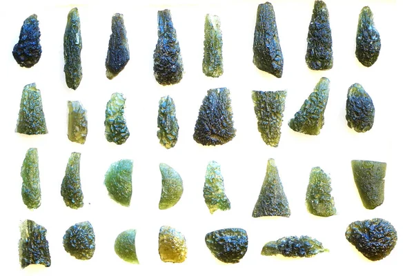 Изолированные минералы молдавита — стоковое фото