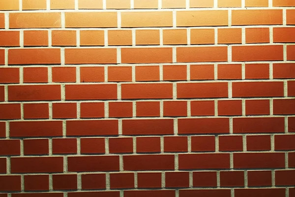 Нова цегляна стіна зі світлом — стокове фото