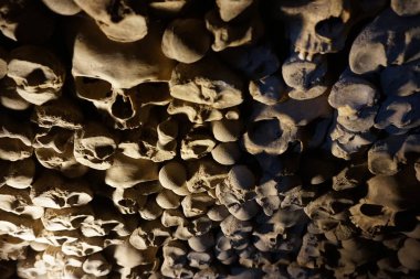 Korsan doku olarak insan kemikleri ve kafatasları