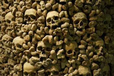 Korsan doku olarak insan kemikleri ve kafatasları