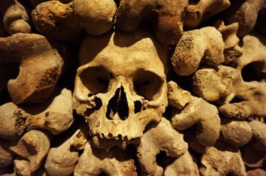 Korsan doku olarak insan kemikleri ve kafatasları