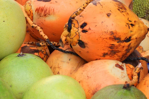 Textura de frutas frescas de coco amarillo — Foto de Stock