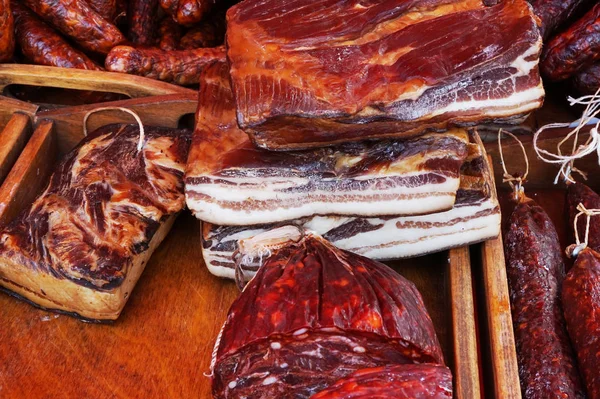 Gerookt vlees en worst als voedselachtergrond — Stockfoto