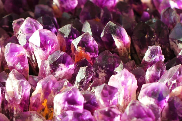 Фиолетовая текстура аметистов — стоковое фото