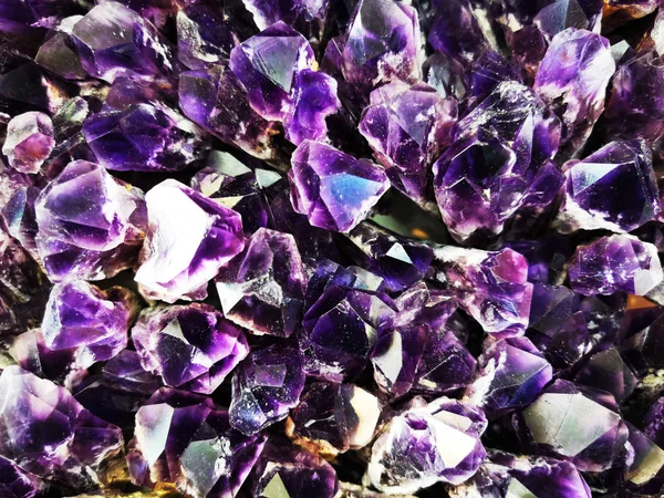 Фиолетовая текстура аметистов — стоковое фото