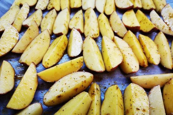 Pommes de terre crues préparées pour le gril — Photo