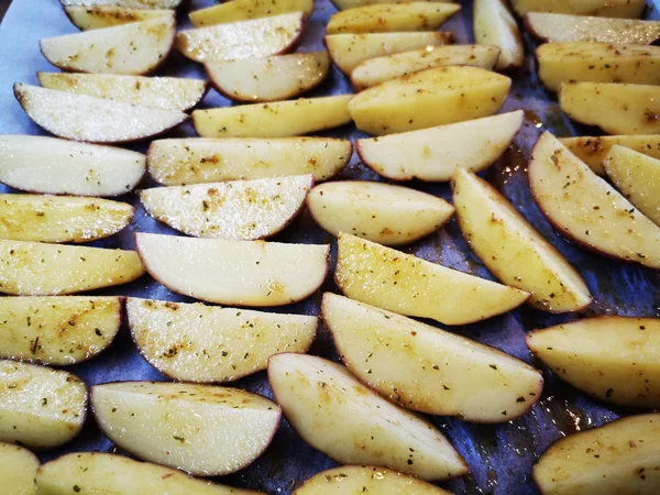 Pommes de terre crues préparées pour le gril — Photo