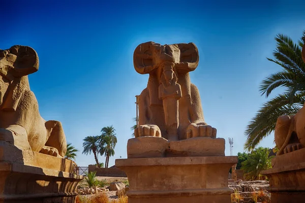 Große hypostylische Halle und Wolken an den Tempeln von Karnak — Stockfoto