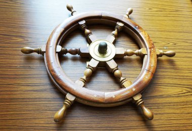 Geminin dümeni güzel ahşap bir nesne.